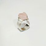 ANELL DE PLATA DE LLEI AMB UN CUARS ROSA NATURAL EN BRUT